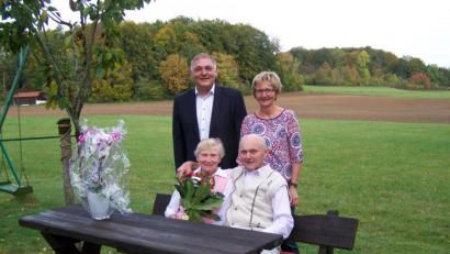 Bild: rrd
Magdalena und Christian Rümpelein blicken auf 60 Ehejahre zurück, und zugleich feiert Tochter Lydia den 59. Geburtstag. Zweiter Bürgermeister Klaus Hafner (stehend, links) gratuliert zu beiden Anlässen.