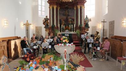 Bild: rpp
Der Erntedankgottesdienst wird vom Posaunenchor Neustadt am Kulm festlich umrahmt.