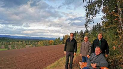 Bild: gz
Die tolle Aussicht an und auf der neuen Bank genießen Förster Rudi Stadler, Josef Bösl, Gerhard Riedl und Vorsitzender Josef Frischmann (von links).