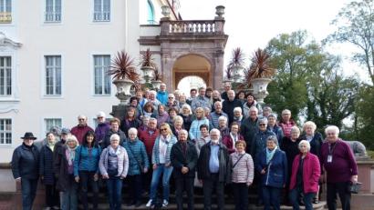 Bild: do
Die sächsische Landeshauptstadt mit Besuch der Semperoper ist für "Manfreds Reisefreunde" immer eine Reise wert. Unser Bild zeigt die Gruppe beim Besuch von Schloss Lichtenwalde.