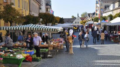Bild: ak
Das Wetter wäre ideal gewesen, für einen Bummel über den Stadtplatz. Doch beim Kirchweihmarkt war die Auswahl heuer nicht so groß, denn nur 17 Fieranten hatten die Buden aufgebaut.