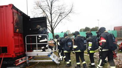 Bild: wro
So ruhig geht es im Ernstfall nicht zu. Nach und nach betreten hier Feuerwehrleute aus Mitterteich, Wildenreuth und Erbendorf die Übungsanlage.