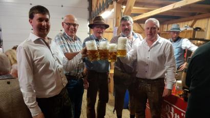 Bild: hzi
Beim Bieranstich: (von links) Feuerwehr-Vorsitzender Matthias Friedl, dritter Bürgermeister Werner Trenz, zweiter Bürgermeister Josef Schreglmann und Bürgermeister Jürgen Kürzinger.