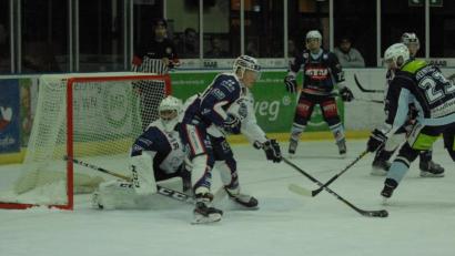Bild: gb
Die Blue Devils verspielten am Sonntag gegen den EV Lindau einen 4:0-Vorsprung, holten aber zumindest im Penaltyschießen den Zusatzpunkt. Hier verfehlt Martin Heinisch (rechts) den Gästekasten.