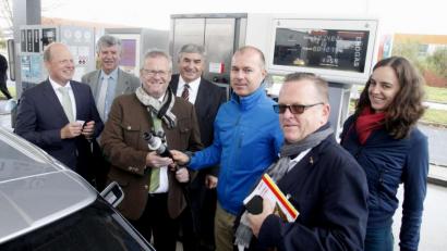 Bild: Hirsch
Dr. Olaf Rumberg, Jakob Scharf, Andreas Feller, Karl Holmeier, Thomas Heller, Reiner Debernitz und Eva Sonnleitner eröffneten beim Globus eine Erdgas-Tankstelle.