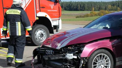Bild: gf
Unfall bei Aichazandt: Nach ersten Erkenntnissen hat der Fahrer des Audi einer Frau in einem Seat die Vorfahrt genommen.