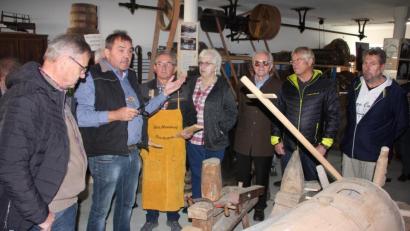Bild: kro
Franz Zölch (Zweiter von links) bot interessierten Besuchern eine Führung durch die Handwerkerscheune an.