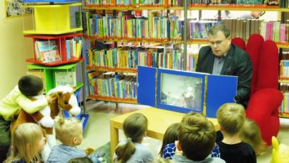 Bild: exb
Bürgermeister Karlheinz Budnik liest den Kindern aus dem Buch "Das kleine Gespenst" vor.