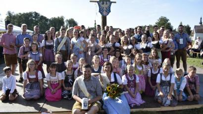 Bild: sck
Die großen und kleinen Kirwapaare in Michelfeld.