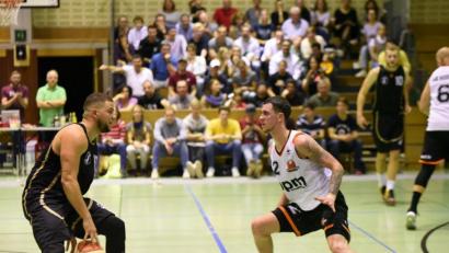 Bild: Tobias Schwarzmeier
Goldbachs Luan Pereira (links) im Duell mit DJK-Aufbauspieler Aaron Scott. Oft hat der Brasilianer die Nase vorne.