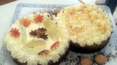 Bild: lep
Beim Frauenbund-Backnachmittag bereitet die Referentin mehrere Kuchen und Torten zu. Im Anschluss lassen es sich die 15 Teilnehmer schmecken.