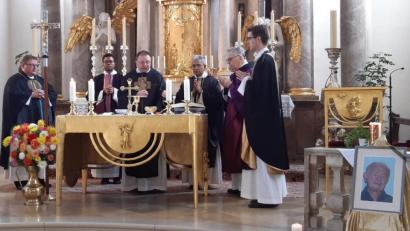 Bild: Albert Sollfrank/exb
Pfarrer Sven Grillmeier, Pfarrvikar Justin Kishimbe, Paffer Markus Bruckner, Prof. Joseph Shaji, Geistlicher Rat Alios Albersdörfer und Pfarrer Thomas Kopp (von links) gestalteten das Requiem für Volker Brandl (Bild vorne rechts).