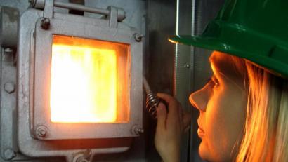 Bild: exb
Der Blick ins Müllfeuer gehört für Besucher des Kraftwerks zu den spannendsten Momenten.
