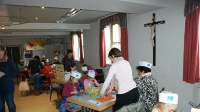 Bild: öt
Zahlreiche Köche beteiligten sich am Gemüseschneiden für die verschiedenen Suppen.