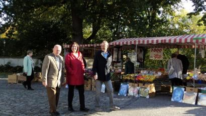Bild: ksi
Das schöne Wetter lockte zu einem Bummel an den Einkaufsständen entlang.
