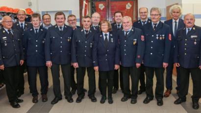 Bild: hwk
Kreisbrandrat Andreas Wührl, Landrat Wolfgang Lippert (von rechts), Kreisbrandinspektor Otto Braunreuther, Kreisbrandmeister Alois Schindler (von links), Feuerwehrsachbearbeiter Martin Graser und Bürgermeister Josef Etterer (Vierter und Sechster von links) würdigten (ab Dritter von links) Harald Wachenbrunner, Georg Busch, Lorenz Merkl, Jürgen Schreyer, Sieglinde Groß, Klaus Biersack, Reinhold Veigl, Robert Schraml und Gerhard Böhm für ihre Einsatzbereitschaft in den vergangenen 40 und 25 Jahren.