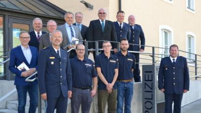 Bild: pz
Die Sicherheitswacht an der Polizeiinspektion Waldsassen ist am Montag vorgestellt worden. In der vorderen Reihe Polizeivizepräsident Thomas Schöniger mit den ehrenamtlichen Mitarbeitern Jörg Langbein, Rene Doß und Christian Thoma sowie Inspektionsleiter Roland Heldwein 
sowie hinten (von links) die Bürgermeister Bernd Sommer, Johann Burger, Ernst Neumann, Roland Grillmeier, Max Bindl, Klaus Meyer sowie stellvertretender Inspektionsleiter Georg Ziegler und Christian Lenz, Ansprechpartner für die Mitarbeiter der Sicherheitswacht.
