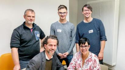 Bild: exb
Der Kooperationsvertrag zwischen der Kultur- und Kreativ-Wirtschaft aus Amberg und Regensburg ist unterschrieben (von links): Marcus Rebmann, Sebastian von der Recke und Tim Hemzal (alle aus Amberg) sowie Carola Kupfer und Clemens Rudolph (beide Regensburg).
