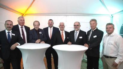 Bild: Hirsch
Die Geschäftsführer der Unternehmensgruppe Schabmüller mit den Ehrengästen. Das Bild zeigt von links: Markus Forster (Geschäftsführer ZBG), Richard Nuber (Geschäftsführer Welco), Bürgermeister Hans Frankl, Inhaber Franz Schabmüller junior und senior, Siegfried Schmid (Gesellschafter ZMT), stellvertretender Landrat Joachim Hanisch und Alexander Kostrubov (Geschäftsführer FS Technologies).