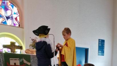 Bild: rn
Vogel und Sonnenblume geben sich beim Verkündigungsspiel Schwung, Kraft und Mut.