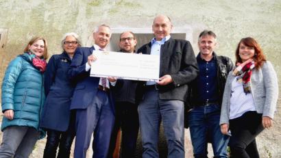 Bild: es
Große Freude bei Bürgermeister Max Völkl (Dritter von rechts), der von Behördenleiter Thomas Gollwitzer vom Amt für Landliche Entwicklung (Dritter von links) einen Scheck in Höhe von fast 305 000 Euro entgegennimmt. Teresa Mayer und Anne Wendl (von links), Johannes Weinberger (Mitte), Kämmerin Sabrina Schaffner und Christian Schönberger (von rechts) strahlen ebenfalls.