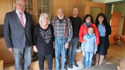 Bild: bsc
Siegfried Kraus (Dritter von links) feierte 80. Geburtstag. Glückwünsche überbrachten (von links) Bürgermeister Gottfried Härtl, Ehefrau Elisabeth, Sohn Stefan Kraus, BRK-Übungsleiterin Zita Schuster und die Geschäftsstellenleiterin der Raiffeisenbank Friedenfels, Rita Kunz.