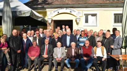 Bild: hcz
Die Geehrten sind der EVG schon lange treu: Seit 70 Jahre sind Heinrich Blau und Rudolf Wohlfahrt (sitzend, Mitte) dabei.