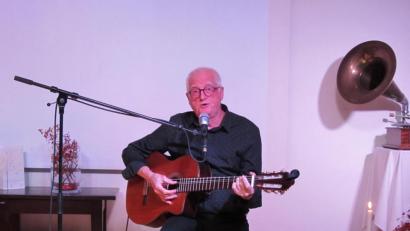 Bild: aks
Willi Sommerwerk gastierte mit seinem persönlichen Reinhard-Mey-Potpourri in der Kulturscheune Elbart.