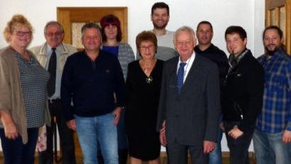 Bild: lgc
Gut gelaunt feiert Annette Behr (Fünfte von links) mit ihrem Partner Hubert Otte (rechts daneben) im Kreise ihrer Familie und vieler Gäste Geburtstag. Zu den Gratulanten zählt auch Bürgermeister Gerhard Löckler (Zweiter von links).