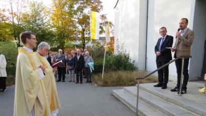 Bild: adj
Vor der katholischen Pfarrkirche zur heiligen Familie begrüßten Kirchenpfleger Konrad Adam und Pfarrgemeinderatsvorsitzender Ralph Bauer (Treppe von links) den neuen Pfarrer Thomas Kopp, der von Dekan Thomas Jeschner eingeführt wird.