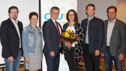 Bild: weu
Mit 100-prozentiger Bestätigung wurde Martin Birner (Dritter von links, hier zusammen mit Ehefrau Sandra) erneut zum Bürgermeisterkandidaten der CSU gewählt. Klaus Zeiser, Thomas Albang (von rechts) sowie Alexander Trinkmann und Margit Reichl (von links) gratulierten zu dem großen Erfolg.