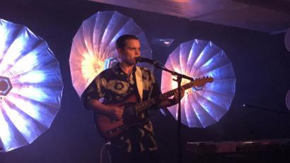 Bild: hop
Von Berlin bis nach Weiden hat es Tristan Brusch verschlagen. Er spielt und singt seine selbstgeschriebenen Songs.