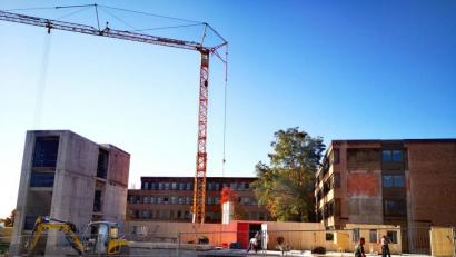 Bild: Thomas Dobler
Nach einer langen Bauzeit am Untergeschoss wächst der Erweiterungsbau am Landratsamt zügig. Die Aufstellung des Holzbaus für die oberen drei Stockwerke soll Mitte Oktober beginnen.