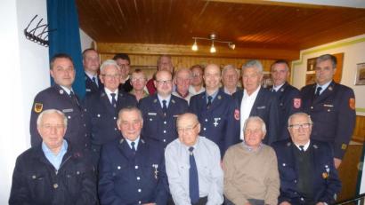 Bild: bk
Für ihre Treue werden zahlreiche Feuerwehrleute geehrt. Seit 60 Jahren stehen zum Verein: Alfons Hoffmann, Hans Grünbauer, Josef Sternecker, Karl Kummer und Hermann Miedl (sitzend, von rechts).