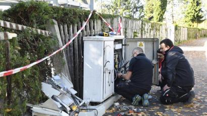 Bild: Petra Hartl
Der Technik-Trupp von Vodafone arbeitet am Montagmittag an dem zerstörten Telefonverteilerkasten am Zaun des Katharinenfriedhofs.