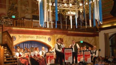 Bild: fla
Die Trachtenkapelle Waldthurn bietet für die Gäste im Hofbräuhaus beste Unterhaltung. Für den Gesang sorgten Hans-Peter Reil (rechts), der auch gekonnt durch das Programm führte, und Josef Pflaum senior (links).
