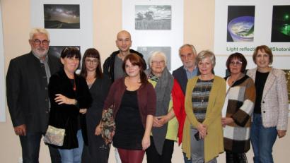 Bild: prh
Sechs junge Künstler präsentieren ihre Werke im Rahmen der Herbstausstellung des Oberpfalzvereins im Foyer des Rathauses. Anita Köstler (Fünfte von rechts) ist heuer das einzige Mitglied des Vereins, das ausstellt.