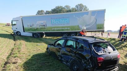 Bild: Hösamer
Nach einem Unfall bei Säulnhof (Kreis Schwandorf) blieben die beteiligten Fahrzeuge im Graben stehen.