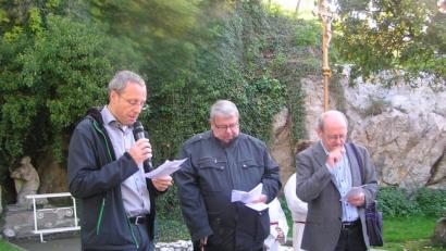 Bild: tu
Pater Stefan Weig, Pater Hans-Werner Günther und Pater Josef Prinz (von links) gestalten die Station an der Ölberggrotte.