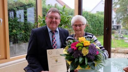 Bild: Stefanie Gradl
Bürgermeister Hans-Martin Schertl überbringt der Jubilarin Gitta Forster die Glückwünsche der Stadt.