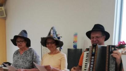 Bild: hai
Musikalisch begleitet von Heinz Schmidt (rechts), beleuchteten Connie Olischer und Maria Streckenbach (von links) in 20 Reimen das Ortsgeschehen.
