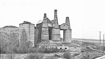 Archivbild: ü
Einst gab es in Kirchenthumbach drei Kalköfen, davon steht heute nur noch der rechte. Dieser wurde nun zum Baudenkmal ernannt. Die beiden Öfen links im Bild wurden ebenso wie alle Begleitbauten abgerissen.