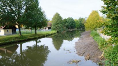 Bild: do
Auf Höhe Tremmersdorf haben Entlandungsmaßnahmen in der Creußen begonnen. Der Schlamm ist am Flussrand zwischengelagert.