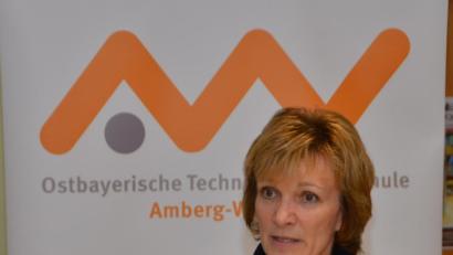 Bild: dob
OTH-Vizepräsidentin Christiane Hellbach setzt sich mit der Digitalisierung in der Frauenberufswelt auseinander.