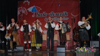Bild: Portner
Saso Avsenik (Dritter von rechts) mit seinen Oberkrainern. Bei den Zugaben waren auch Vater Gregor (Dritter von links) und Moderator Hubi (Mitte) mit auf der Bühne.