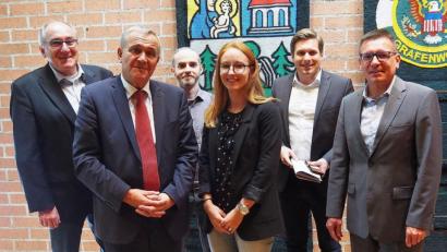 Bild: Bühner
Den Fachtag Fachkräftezuwanderung bereiten vor (von links): HWK-Betriebsberater Peter Biersack, Oberbürgermeister Kurt Seggewiß, Bildungskoordinatoren Kevin Fischer und Tina Vetter, Wirtschaftsförderer
Nicolas Lahovnik und Arbeitsagenturchef Thomas Würdinger.