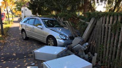 Bild: Petra Hartl
Der Unfallfahrer krachte gegen den Zaun des Katharinenfriedhofs und beschädigte dabei auch zwei Telefonverteilerkästen.