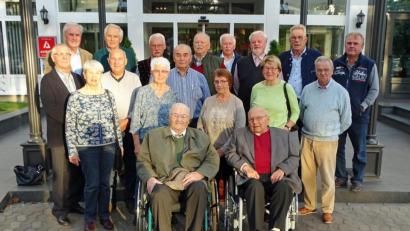 Bild: Dobmeier
Lehrer Georg Schwarzfischer (vorne, links) lässt sich auch mit 91 Jahren das Klassentreffen nach 60 Jahren nicht entgehen.
