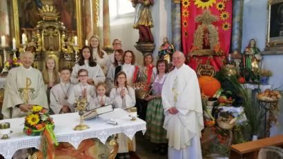 Bild: Christine Schwarz
Dank für zehn Jahre Wirken im Kuratbenefizium Paulsdorf (von rechts): Pfarrer Ludwig Gradl, Benefizumsratssprecherin Christine Schwarz, Mesnerin Frieda Heldmann, Kirchenpflegerin Steffi Poeplau sowie (ganz links) Pfarrer Bruno Todt.