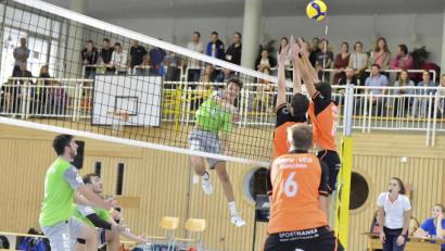 Bild: Ziegler
Mit einem wuchtigen Schmetterball holt der junge Außenangreifer Julian Zoll (rechts hinten) einen Punkt für den VC Amberg.